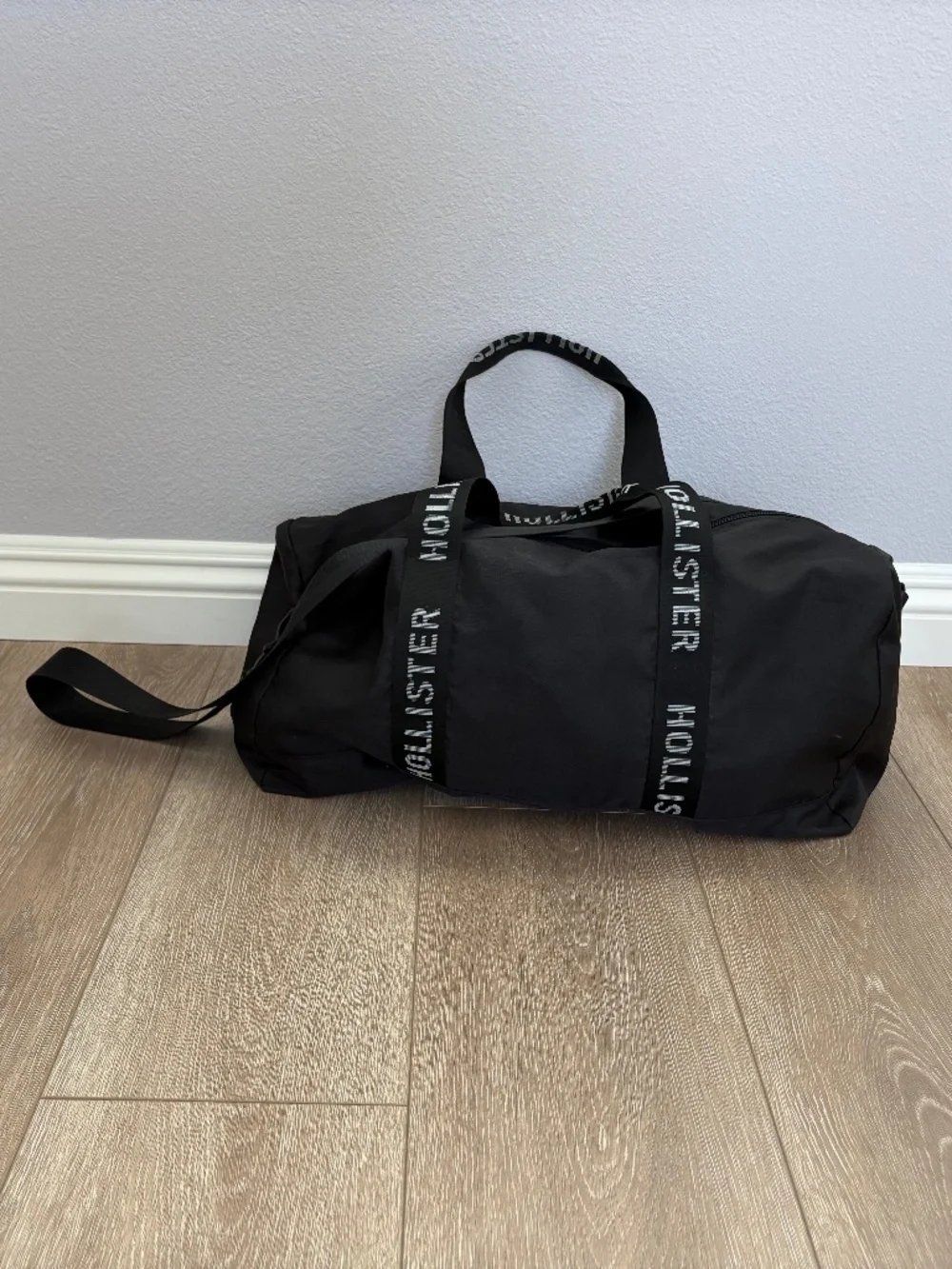 Hollister Lightweight Gym Duffle Bag Spellout Strap Black Nylon
